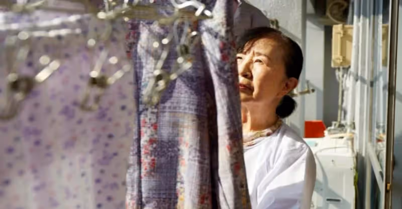 夫妻AA制31年「老公生病癱瘓臥床」我61歲了「要求我照顧他」我冷笑回應：一天給4千也不做！