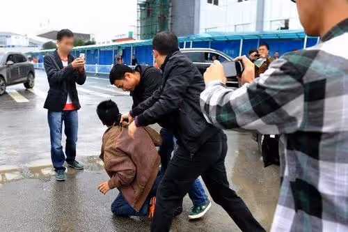 越看越心慌,「老師」在4歲女兒手背畫圖案 女兒回家「超得意炫耀」爸爸卻轉身立刻報了警!