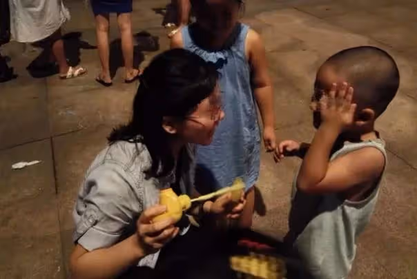 越看越心慌,「老師」在4歲女兒手背畫圖案 女兒回家「超得意炫耀」爸爸卻轉身立刻報了警!