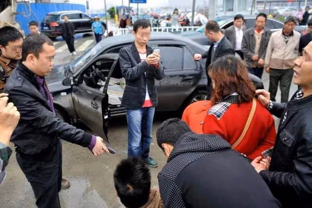 越看越心慌,「老師」在4歲女兒手背畫圖案 女兒回家「超得意炫耀」爸爸卻轉身立刻報了警!