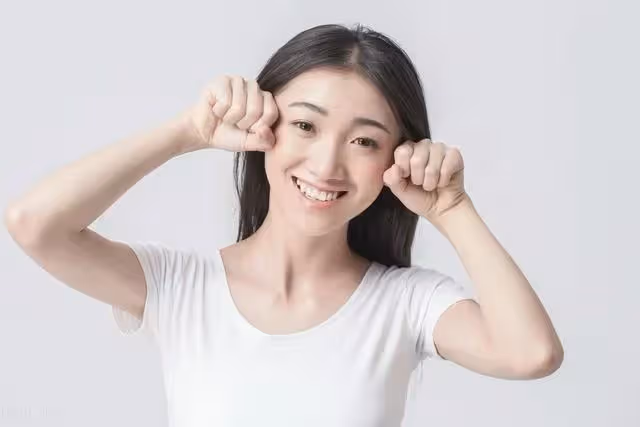 我坐月子,母親說摔傷腿不能來,出月子後去娘家,見到母親我愣住!
