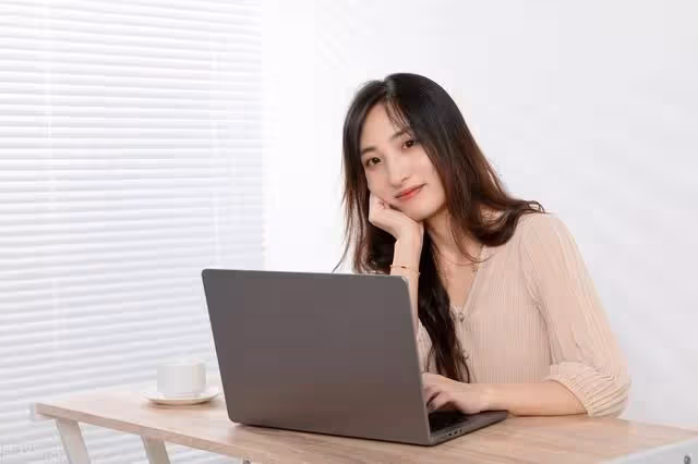 我坐月子,母親說摔傷腿不能來,出月子後去娘家,見到母親我愣住!