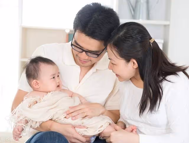 我坐月子,母親說摔傷腿不能來,出月子後去娘家,見到母親我愣住!