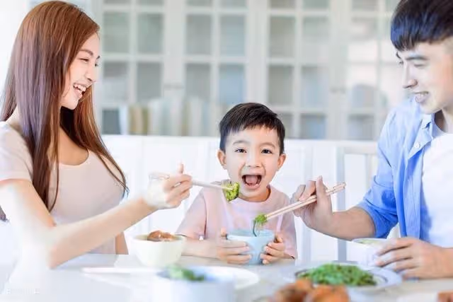 我坐月子，母親說摔傷腿不能來，出月子後去娘家，見到母親我愣住！