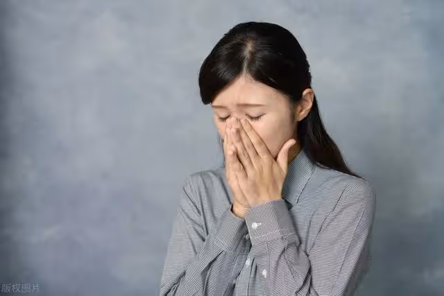 我坐月子，母親說摔傷腿不能來，出月子後去娘家，見到母親我愣住！