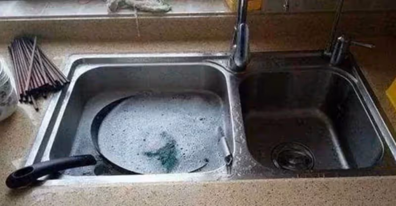 廚房下水「越來越慢」怎麼辦？別用熱水沖！教你1招，污垢自己掉