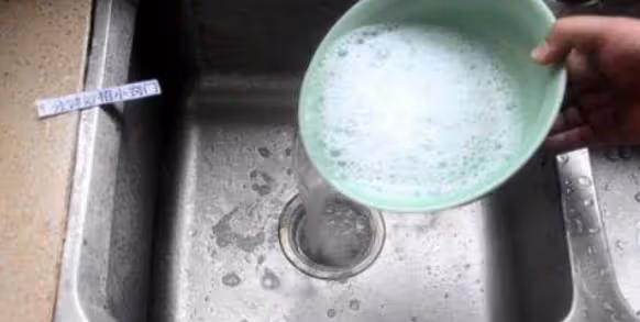 廚房下水「越來越慢」怎麼辦?別用熱水沖!教你1招,污垢自己掉