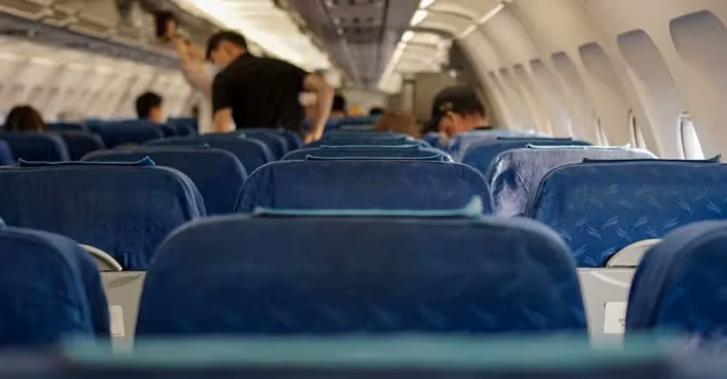 搭飛機遇到「前座乘客椅背往後倒」超煩人！他分享「用1妙招瞬間抵制對方」網友全讚翻：早知道多好