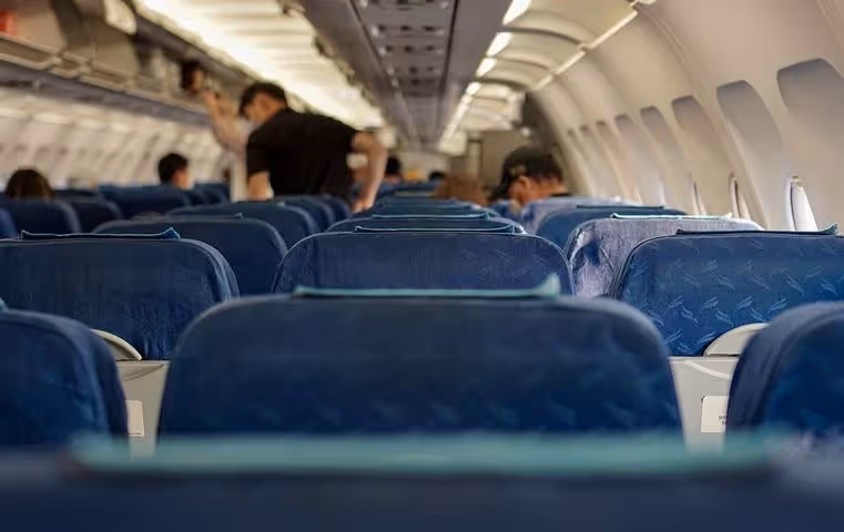 搭飛機遇到「前座乘客椅背往後倒」超煩人!他分享「用1妙招瞬間抵制對方」網友全讚翻:早知道多好