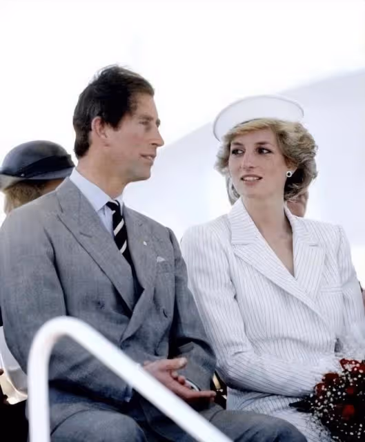查爾斯加冕禮出現神奇黑衣人背影,網友懷念黛安娜,諷刺死神來了