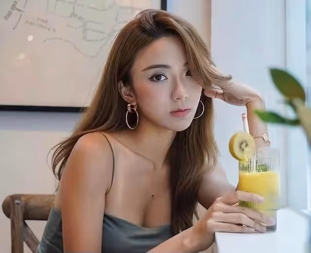 TVB知名女星錄節目露底走光，新劇演苦命舞女，自曝有大量親熱戲