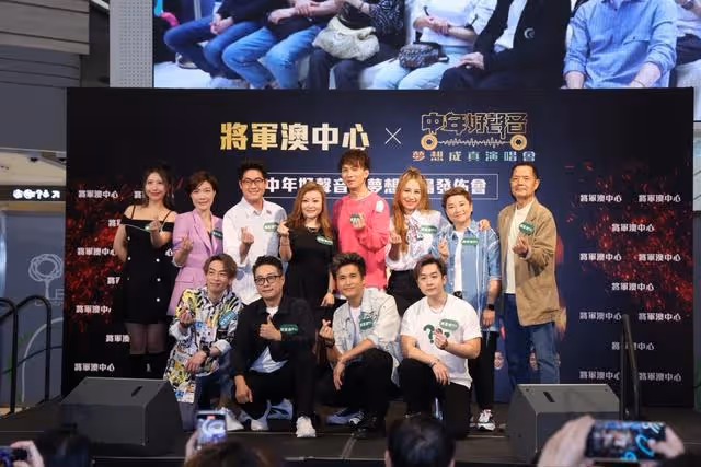 突發!TVB力捧小生71歲爸爸活動現場暈倒後腦著地,救護車送院