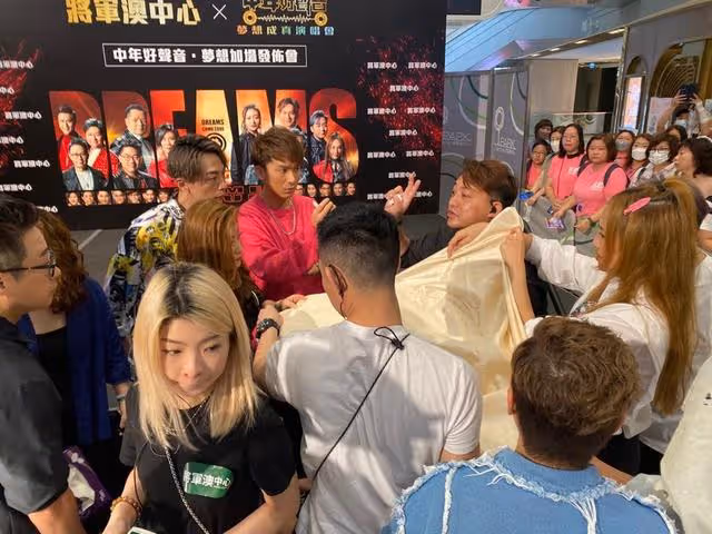 突發!TVB力捧小生71歲爸爸活動現場暈倒後腦著地,救護車送院