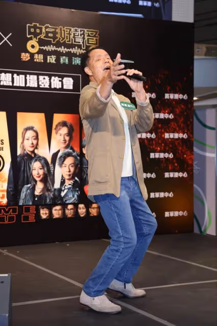 突發!TVB力捧小生71歲爸爸活動現場暈倒後腦著地,救護車送院