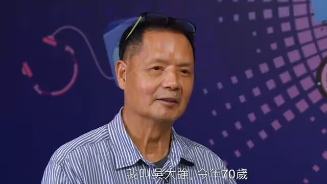 突發!TVB力捧小生71歲爸爸活動現場暈倒後腦著地,救護車送院