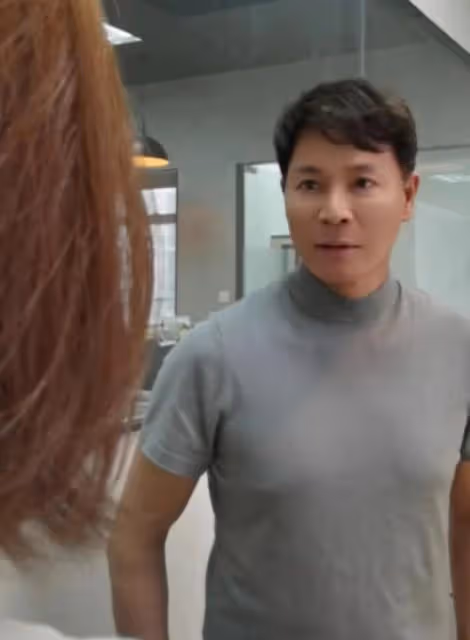 認不出!TVB知名視帝拍片曬近況,臉上僵硬像公仔被質疑醫美過度