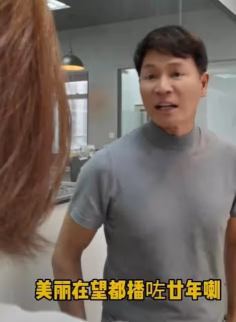 認不出！TVB知名視帝拍片曬近況，臉上僵硬像公仔被質疑醫美過度