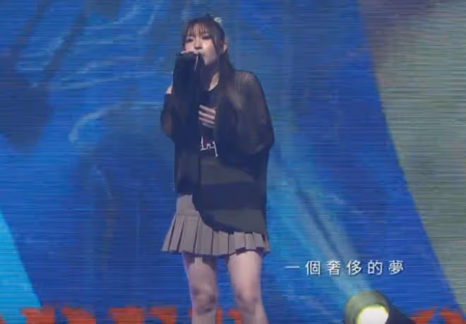 知名男神女兒出道當歌手,音樂頒獎禮獻唱,曾因被批長得丑痛哭