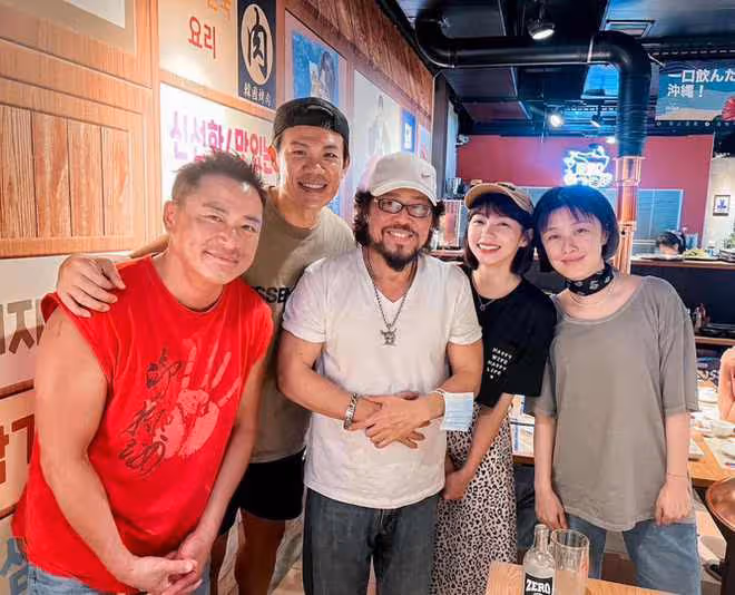 費玉清71歲哥哥烤肉店被偶遇!息影5年身材消瘦,曾是綜藝天王