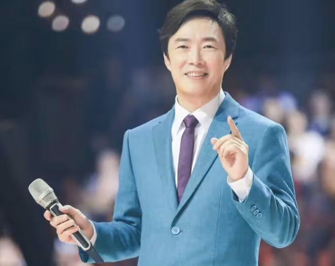 費玉清71歲哥哥烤肉店被偶遇!息影5年身材消瘦,曾是綜藝天王