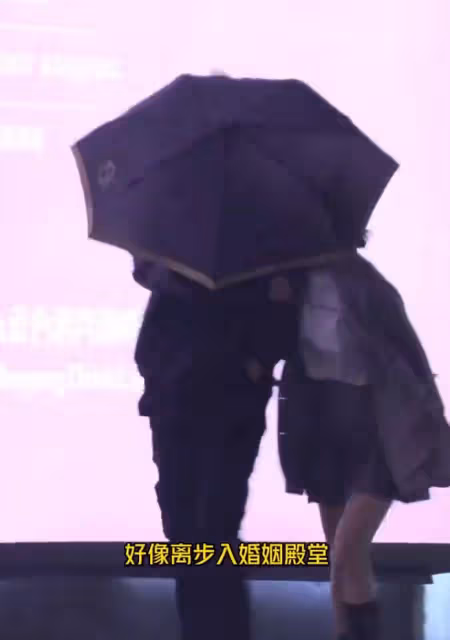 求婚成功?魏大勛戴訂婚戒指與秦嵐出行,男方一行為遭網友炮轟