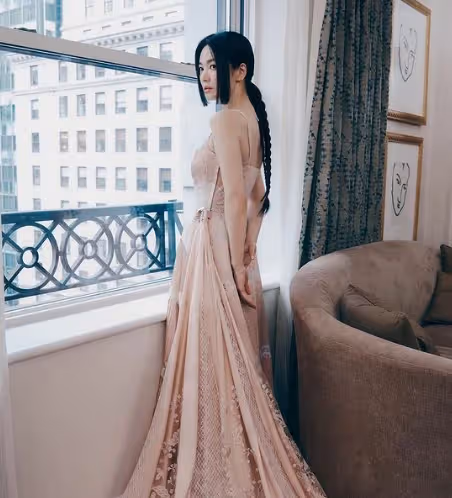 Met Gala 宋慧喬素顏穿上洋裝,宛如少女一般動人!