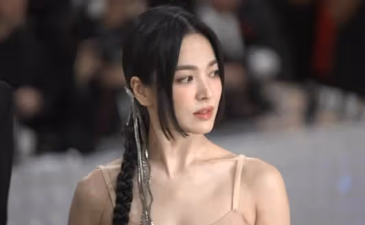 Met Gala 宋慧喬素顏穿上洋裝,宛如少女一般動人!