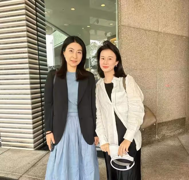 郭晶晶背8萬愛馬仕,路上被遊客一眼認出,和老公出行親民沒架子