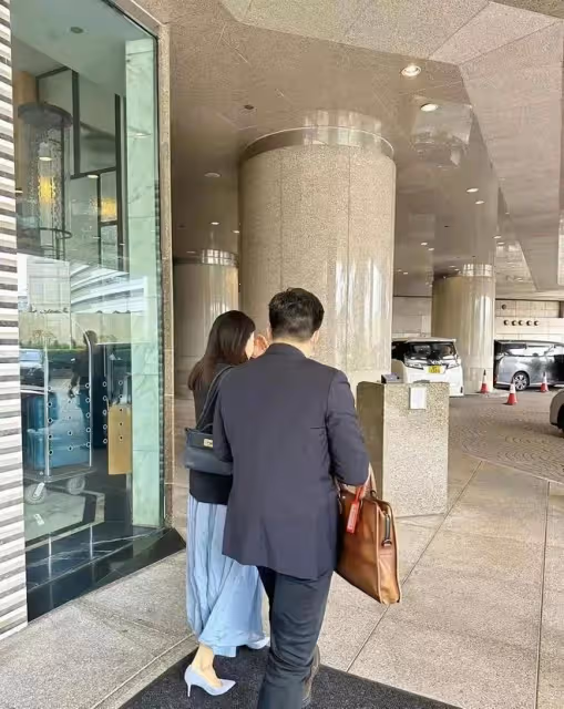 郭晶晶背8萬愛馬仕,路上被遊客一眼認出,和老公出行親民沒架子