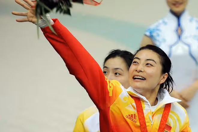 郭晶晶背8萬愛馬仕,路上被遊客一眼認出,和老公出行親民沒架子