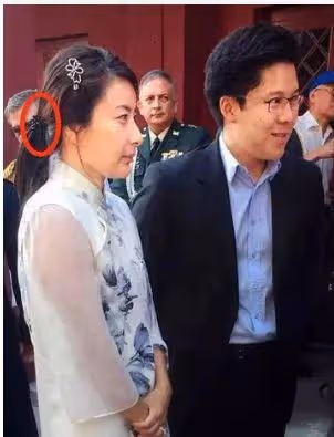 郭晶晶背8萬愛馬仕,路上被遊客一眼認出,和老公出行親民沒架子