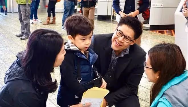 郭晶晶背8萬愛馬仕,路上被遊客一眼認出,和老公出行親民沒架子