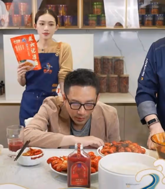 汪小菲深夜直播精神欠佳,睡倒在直播間,小助理手忙腳亂叫救護車