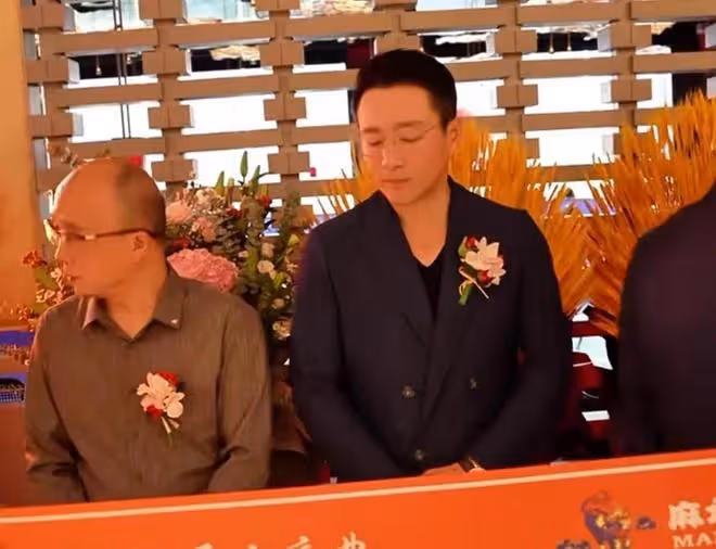 汪小菲深夜直播精神欠佳,睡倒在直播間,小助理手忙腳亂叫救護車