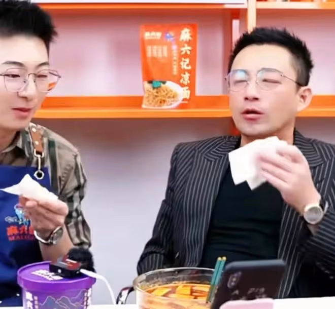 汪小菲深夜直播精神欠佳,睡倒在直播間,小助理手忙腳亂叫救護車