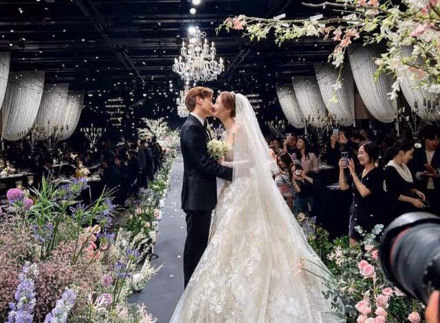 李多海身披婚紗腰顯粗疑懷有身孕,新郎翩翩起舞場
