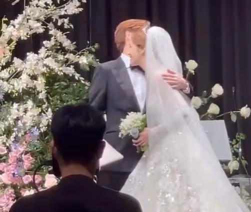 李多海身披婚紗腰顯粗疑懷有身孕,新郎翩翩起舞場