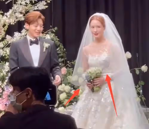 李多海身披婚紗腰顯粗疑懷有身孕,新郎翩翩起舞場