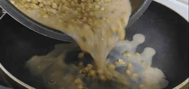 不用開酥不用烤箱，電餅鐺就能做的軟皮綠豆餅，軟糯清甜餡料十足~