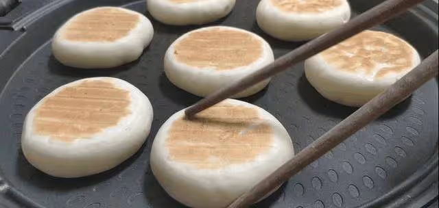不用開酥不用烤箱,電餅鐺就能做的軟皮綠豆餅,軟糯清甜餡料十足~