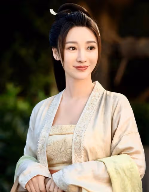 火出圈!柳岩背心露臍秀馬甲線,身材管理超自律,網友:女團門面