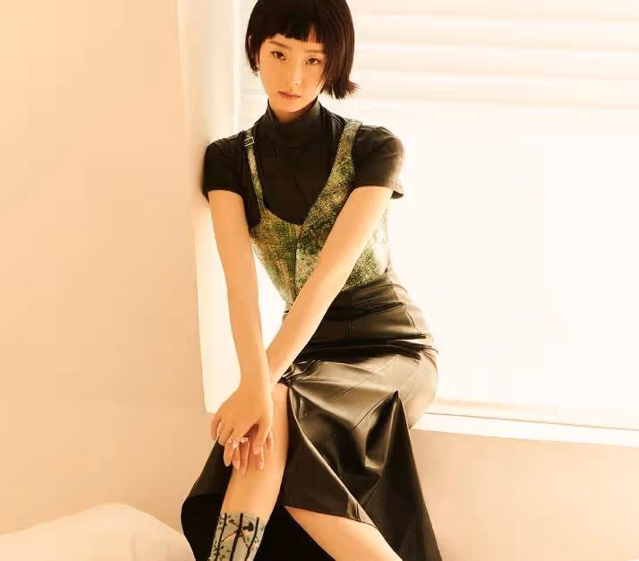張藝凡短髮復古感照片曝光，身材比例太優越，像民國時期的大小姐