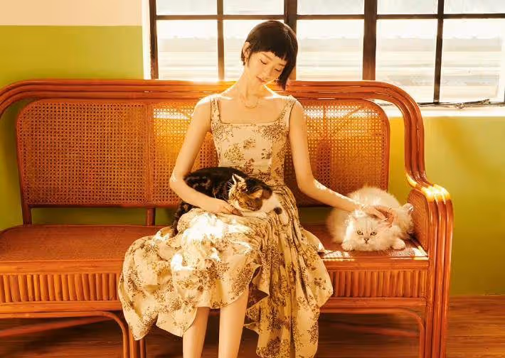 張藝凡短髮復古感照片曝光，身材比例太優越，像民國時期的大小姐