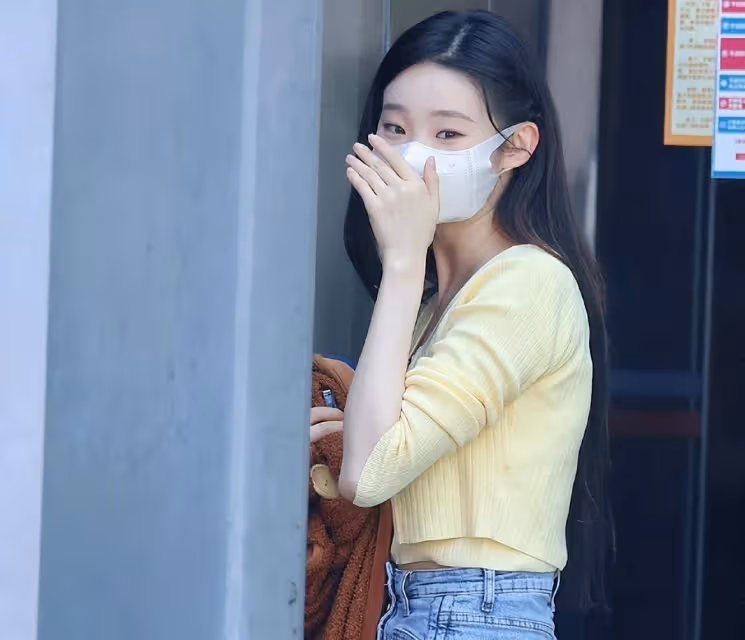 張藝凡短髮復古感照片曝光，身材比例太優越，像民國時期的大小姐