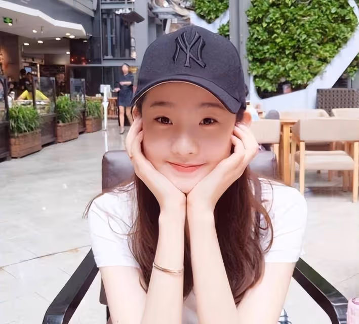 張藝凡短髮復古感照片曝光，身材比例太優越，像民國時期的大小姐