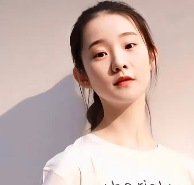 張藝凡短髮復古感照片曝光，身材比例太優越，像民國時期的大小姐
