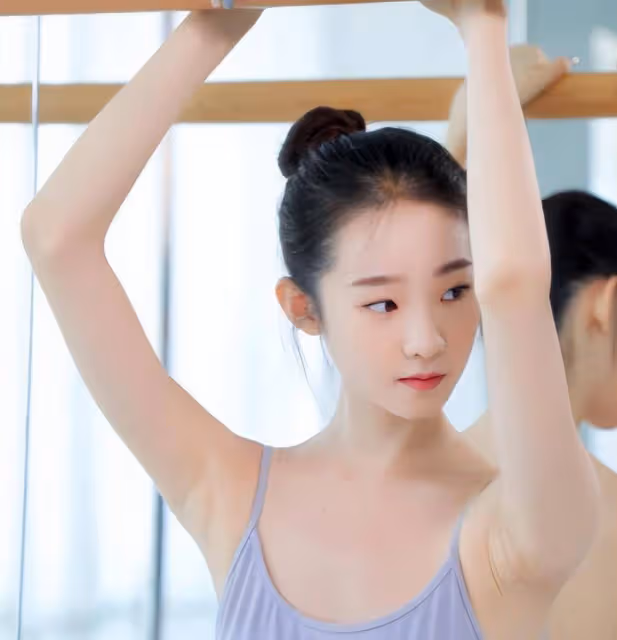 張藝凡短髮復古感照片曝光，身材比例太優越，像民國時期的大小姐