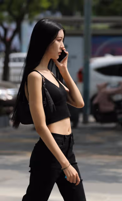 時尚街拍：走在繁華街頭，目光被一次次收割，不知不覺又無法自主