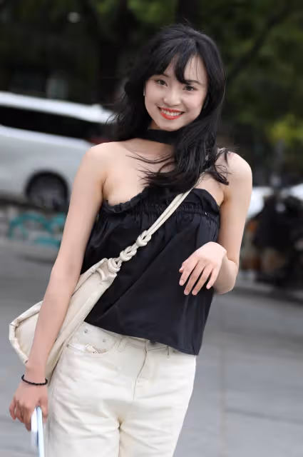 時尚街拍：走在繁華街頭，目光被一次次收割，不知不覺又無法自主