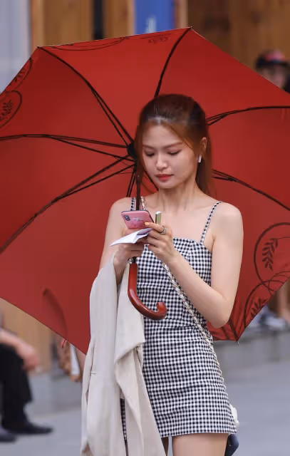 時尚街拍：走在繁華街頭，目光被一次次收割，不知不覺又無法自主